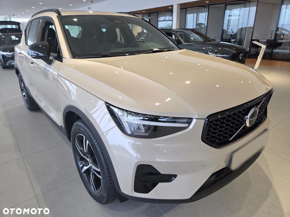 Volvo XC 40 B4 Plus Black Edition - 12