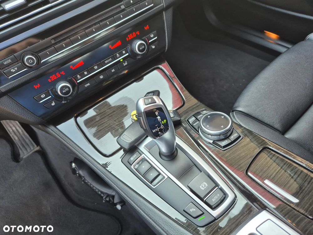 BMW Seria 5 520i Luxury Line - 39