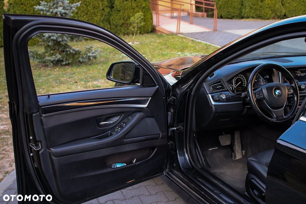 BMW Seria 5 525d xDrive Sport-Aut - 29