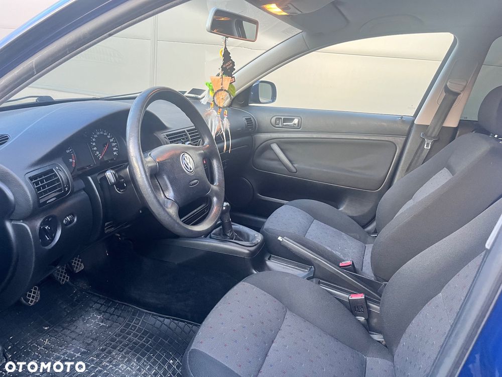 Volkswagen Passat 1.6 - 19