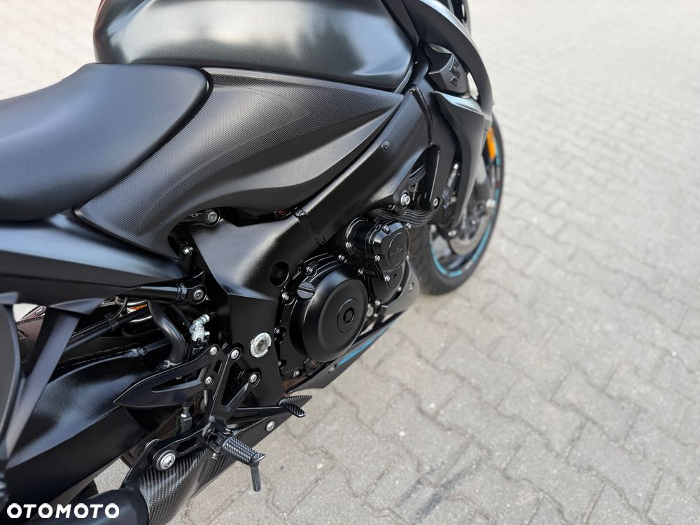 Suzuki GSX - 13