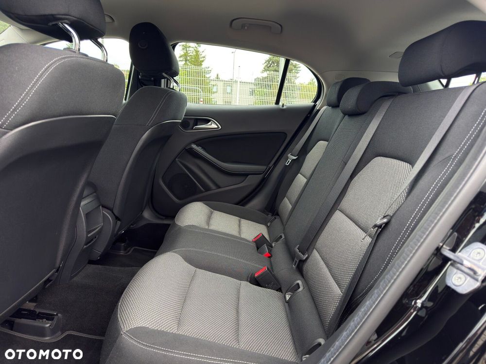 Mercedes-Benz GLA 180 7G-DCT - 27
