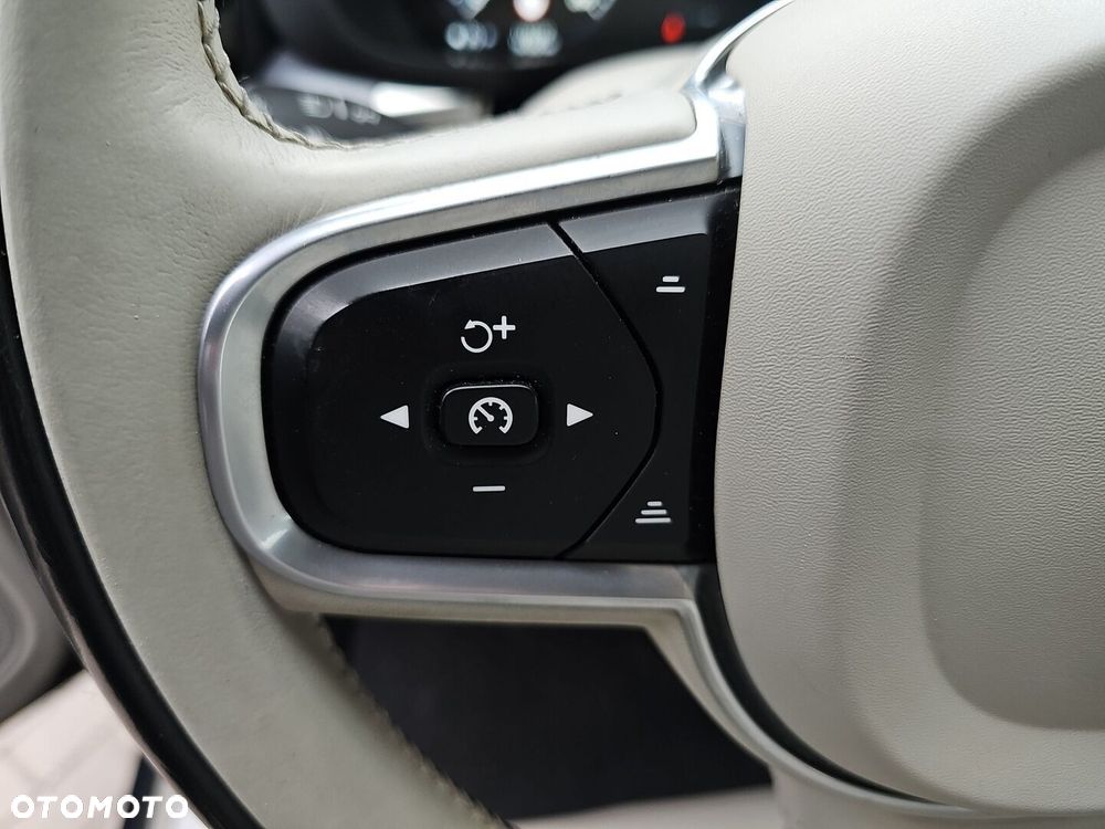 Volvo XC 60 B4 D AWD Momentum Pro - 19