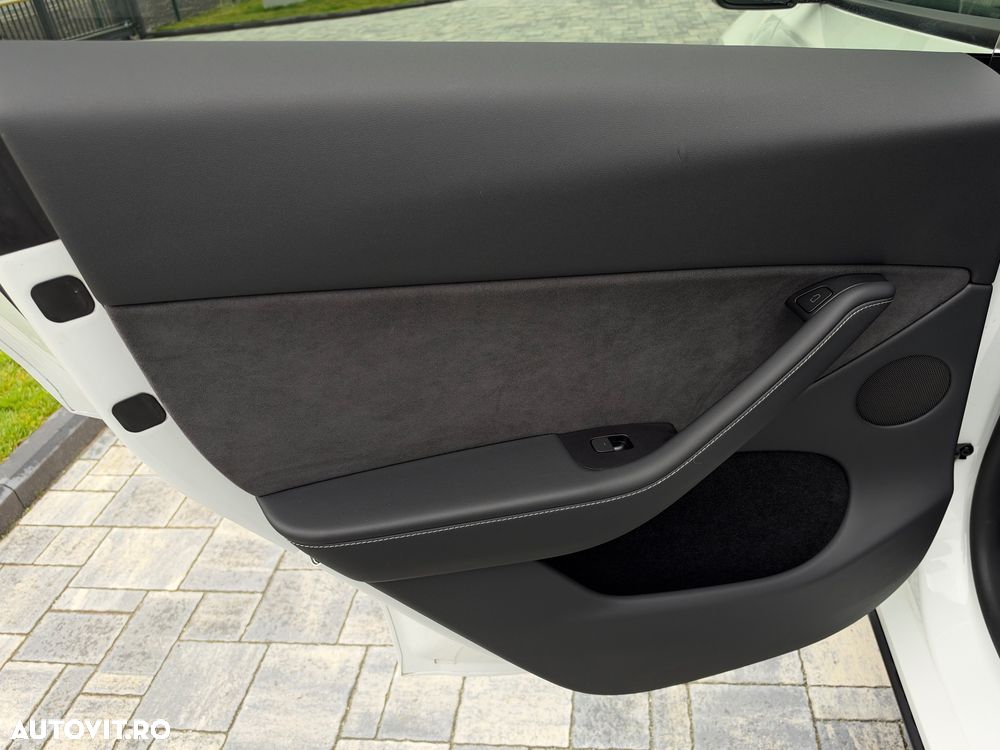 Tesla Model Y Long Range Dual Motor AWD - 25