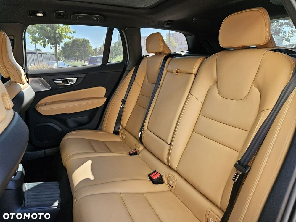Volvo V60 T8 AWD Plug-In Hybrid Ultra Dark - 11