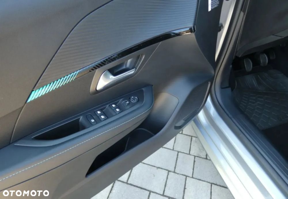 Peugeot 208 - 8