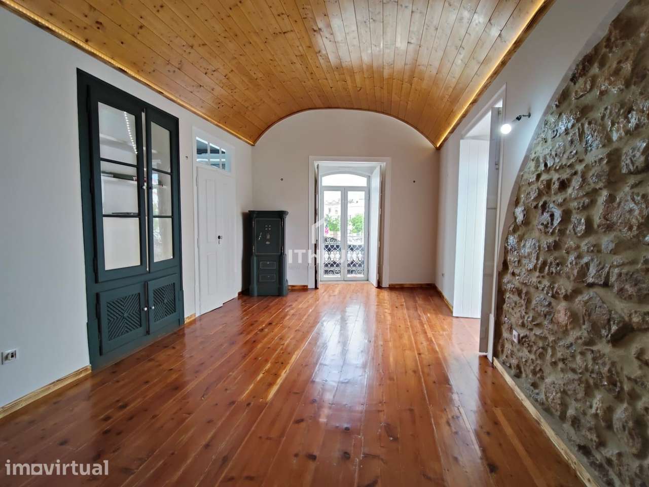 Elegante Casa de 4/5 Quartos na Praça Principal de São Brás de Alporte - Grande imagem: 3/23