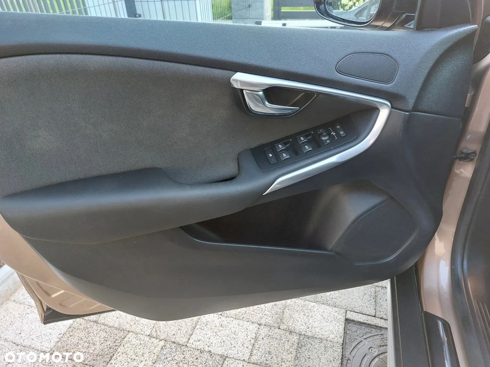 Volvo V40 Cross Country - 13