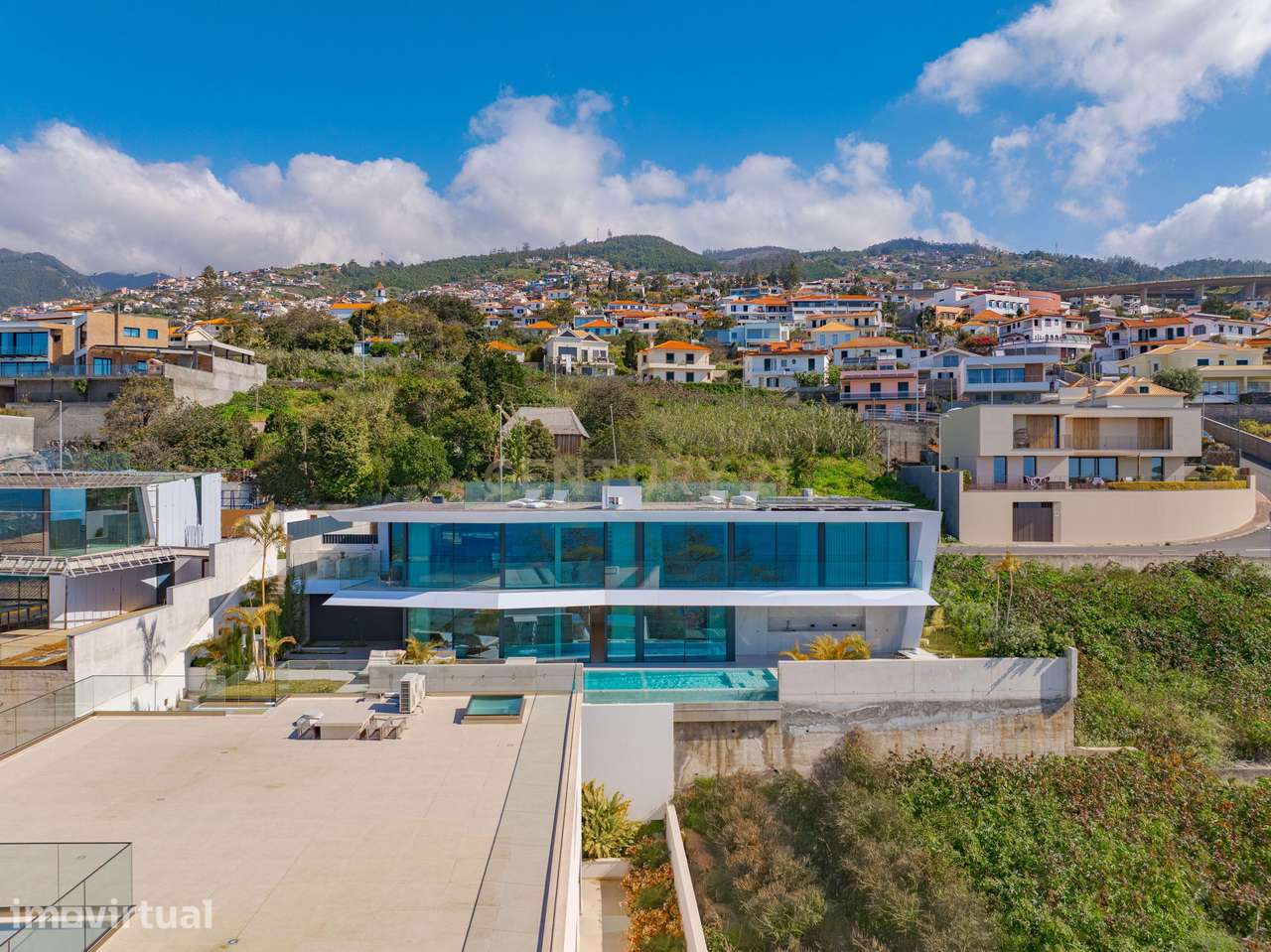 Luxuosa Moradia T4 no Funchal com Piscina e Vista Panorâmica - Grande imagem: 2/52