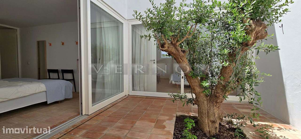 Moradia Moderna Renovada com Vista Mar e Rooftop no Centro de Carvoeir - Grande imagem: 3/27