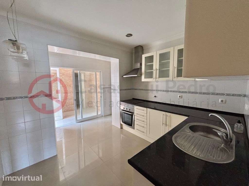Apartamento T2 com logradouro e churrasqueira na Cova da Piedade, A... - Grande imagem: 2/23