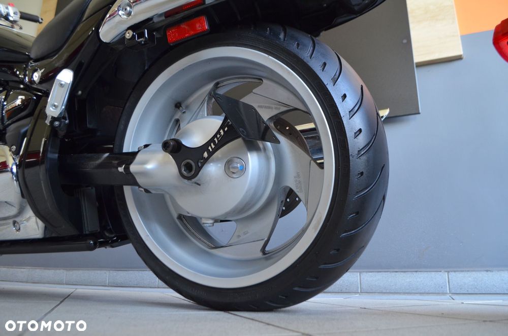 Suzuki Intruder - 21