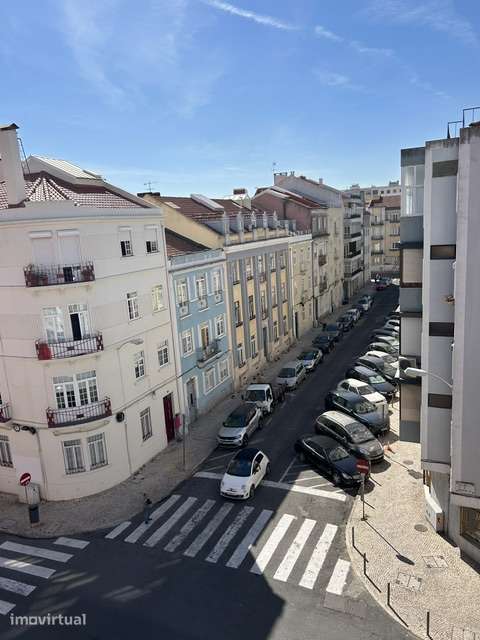 T2 Duplex em Campo de Ourique com varanda e muita luz