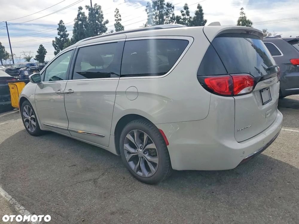 Chrysler Pacifica - 2