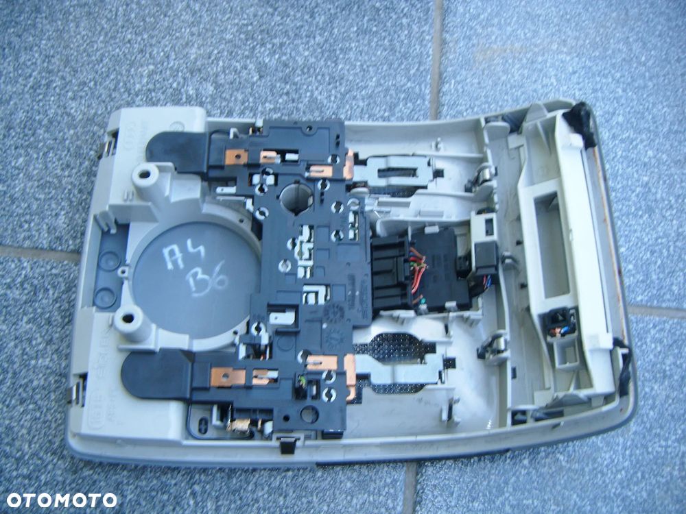 audi a4 b6 lampka oświetlenia kabiny przód - 2