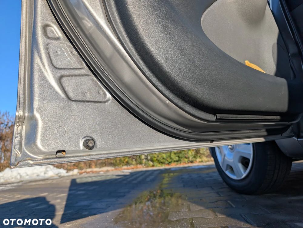 Toyota Yaris 1.3 - 22