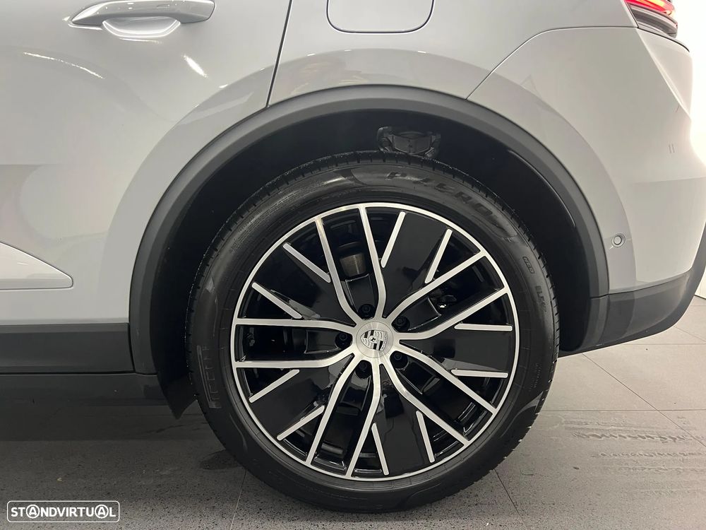 Porsche Macan Electric 4 - 16