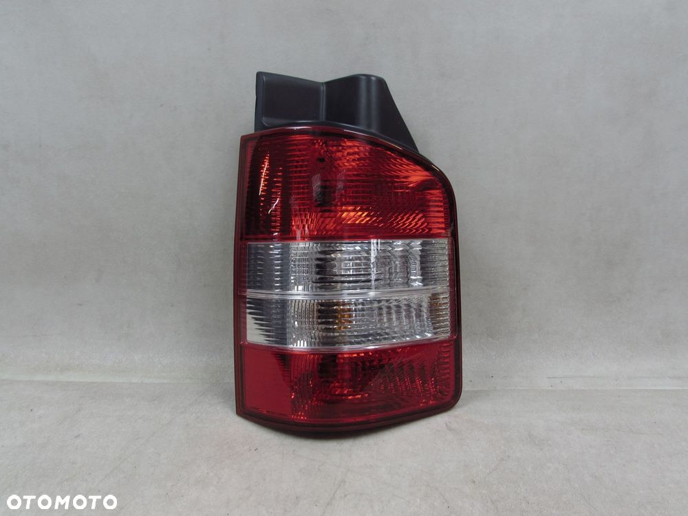VW TRANSPORTER MULTIVAN T5 LIFT 09-15 LAMPA TYL LEWA DRZWI SKRZYDELKA 7H0945095L - 1