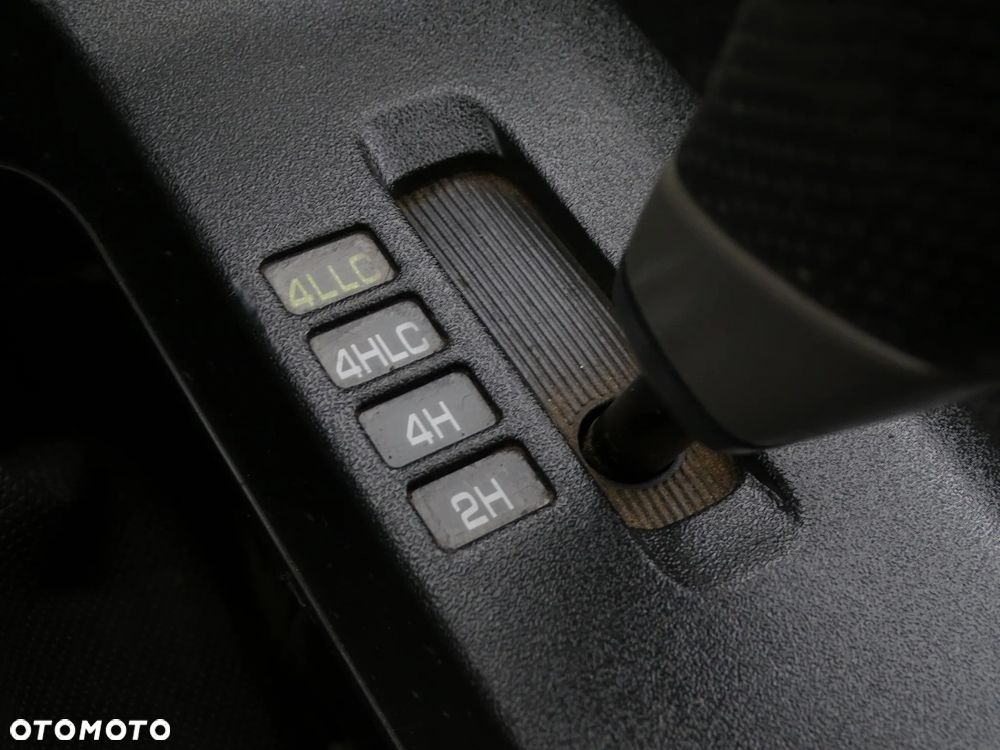 Mitsubishi Pajero - 26