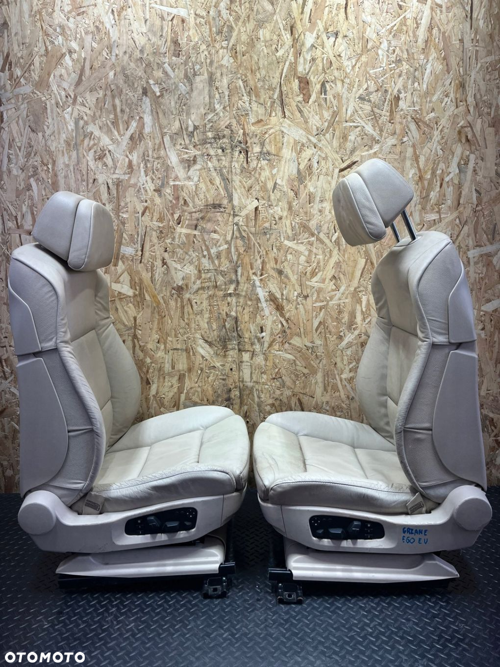FOTELE GRZANE KANAPA TAPICERKA KREMOWA SKÓRA EUROPA BMW E60 2008 KOMPLET - 12
