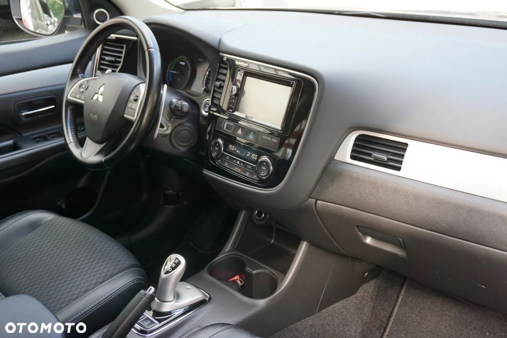 Mitsubishi Outlander Instyle NAVI + - 17