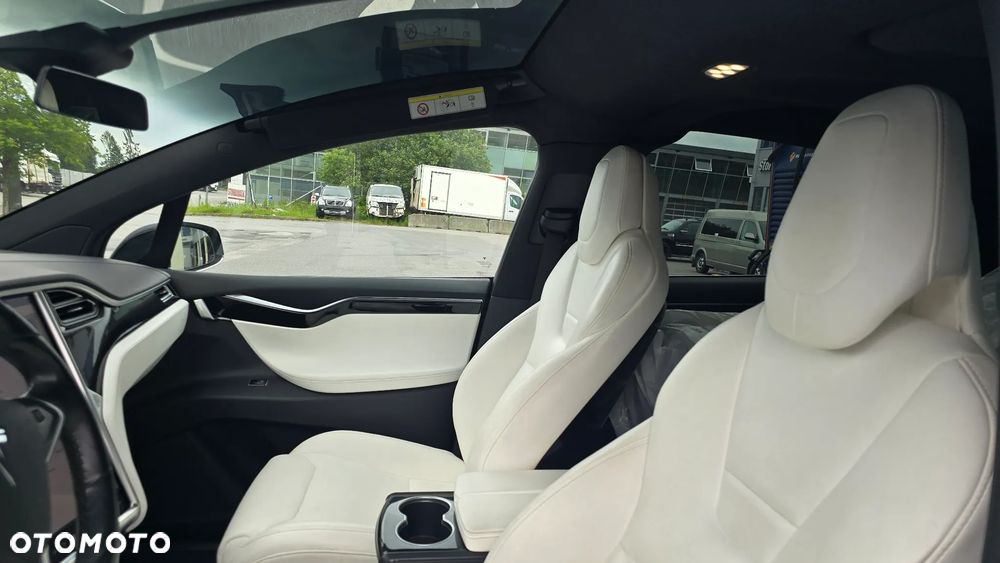 Tesla Model X - 13