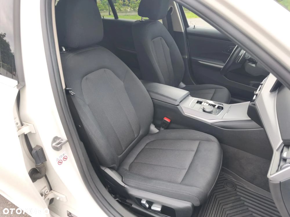 BMW Seria 3 320d xDrive - 38