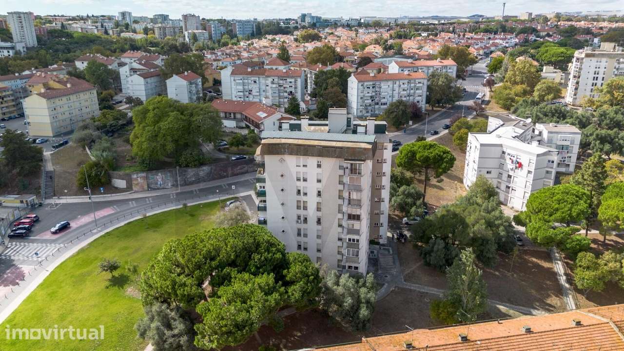 T2 nos Olivais Norte — luz, arquitetura e Metro à porta - Grande imagem: 4/35