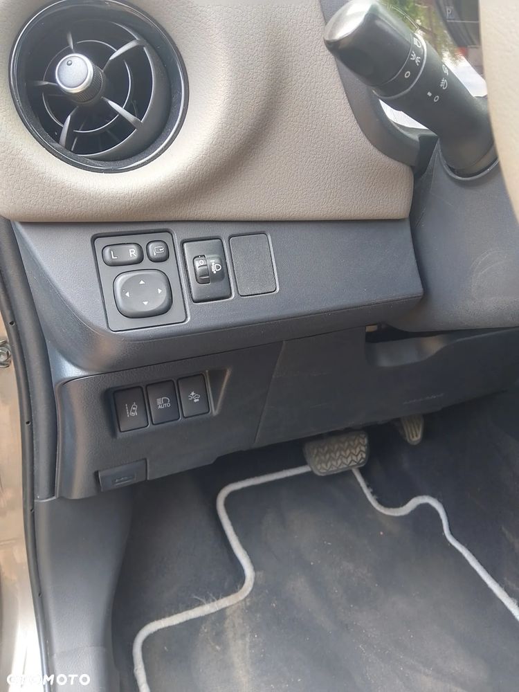 Toyota Yaris Hybrid 100 Selection Platinum - 16