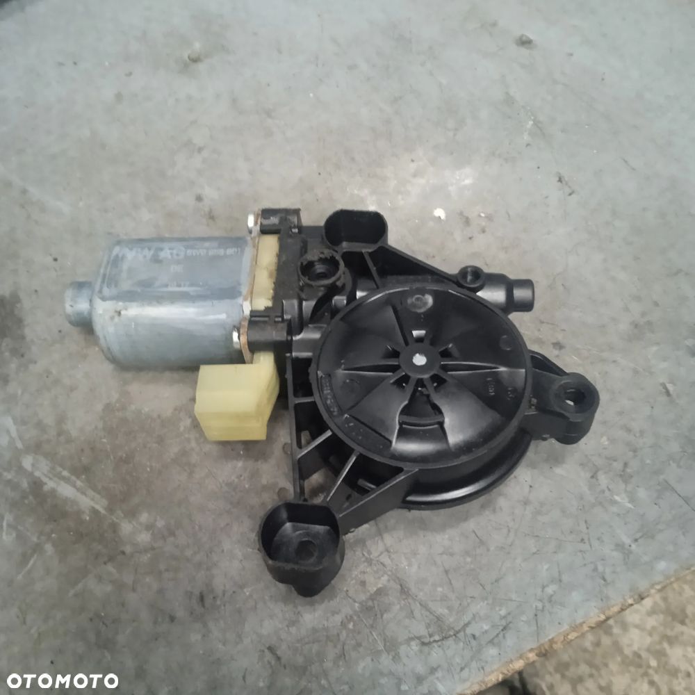 Silniczek podnoszenia szyby 8W0959801 - 1