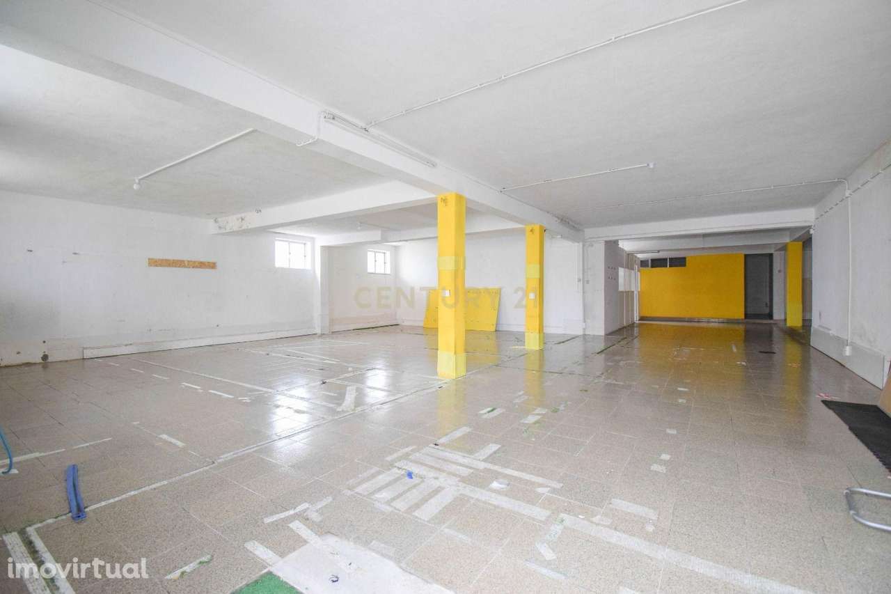Vende-se armazém / garagem de 220m² em S. Martinho do Bispo - Excelent - Grande imagem: 2/16