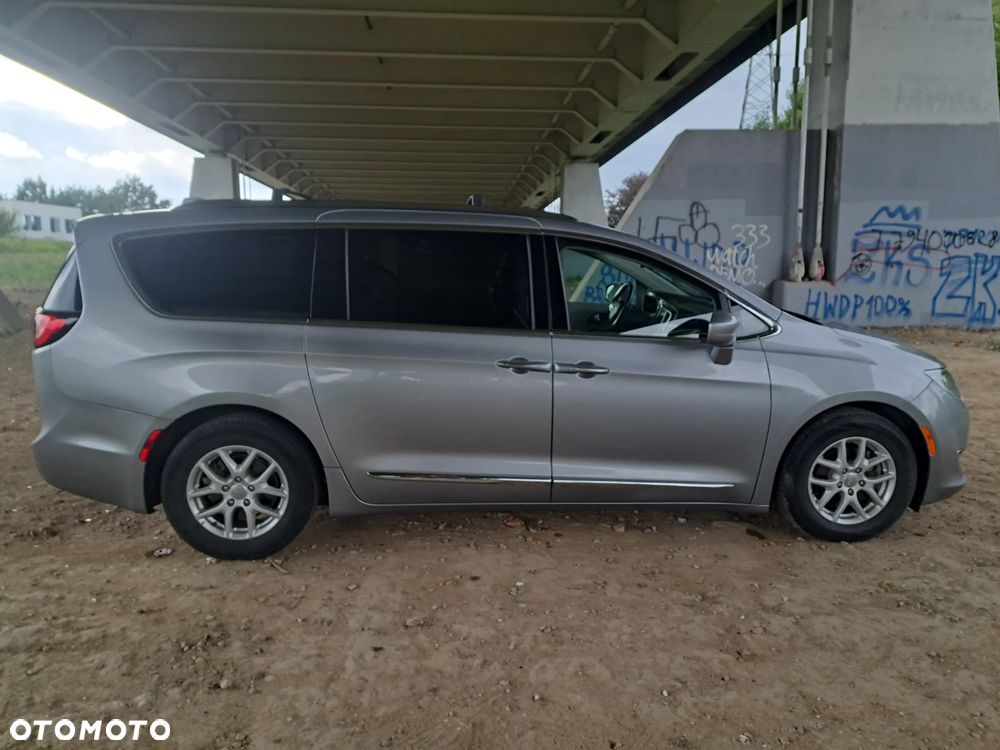 Chrysler Pacifica - 4