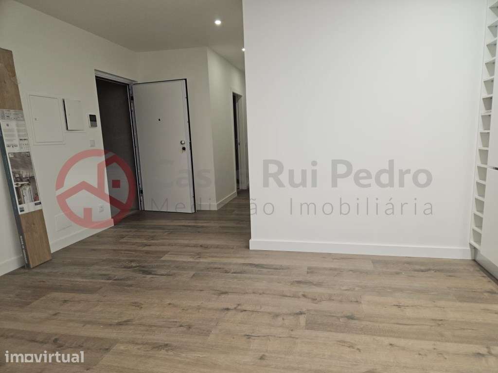 Apartamento T3 + Apartamento T2 com parqueamento, no Feijó - Grande imagem: 2/26
