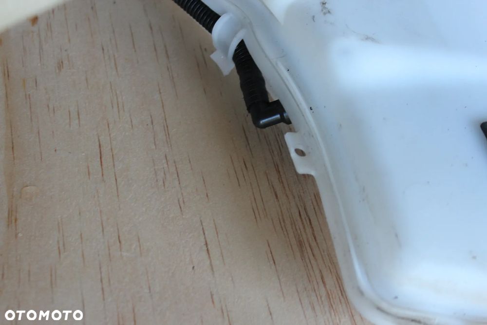 ZBIORNICZEK SPRYSKIWACZY BMW 1 E87 LCI 7229534 2009 - 10