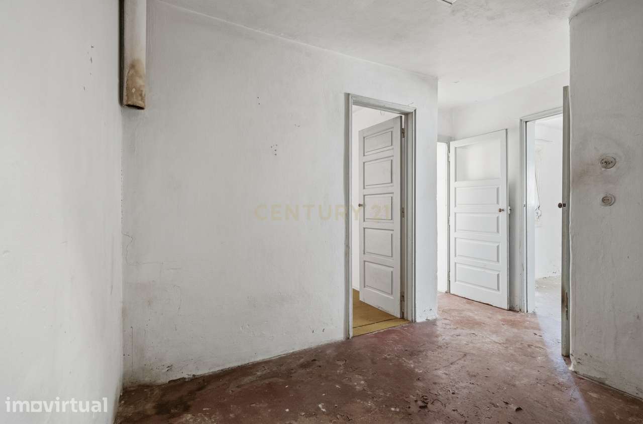 Casa em Arrecadação para Renovação no Centro do Bombarral - Grande imagem: 4/11