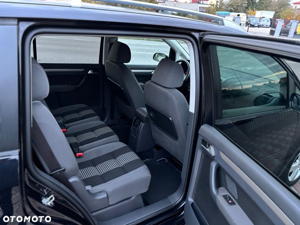 Volkswagen Touran - 11
