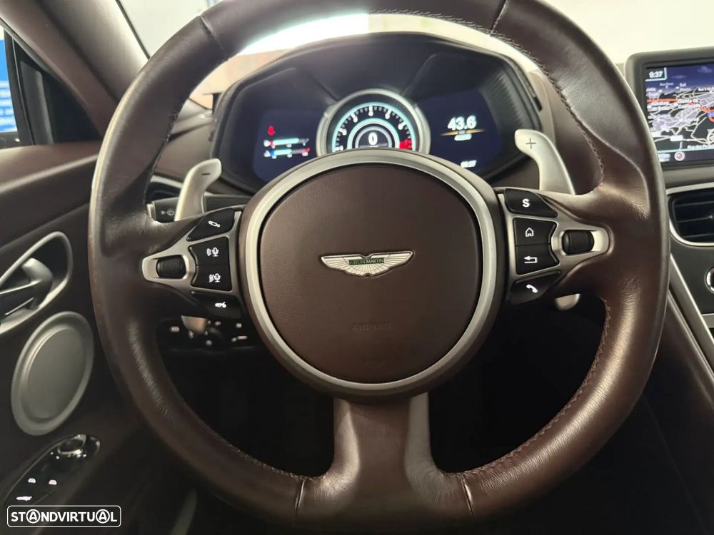 Aston Martin DB11 Coupé - 22