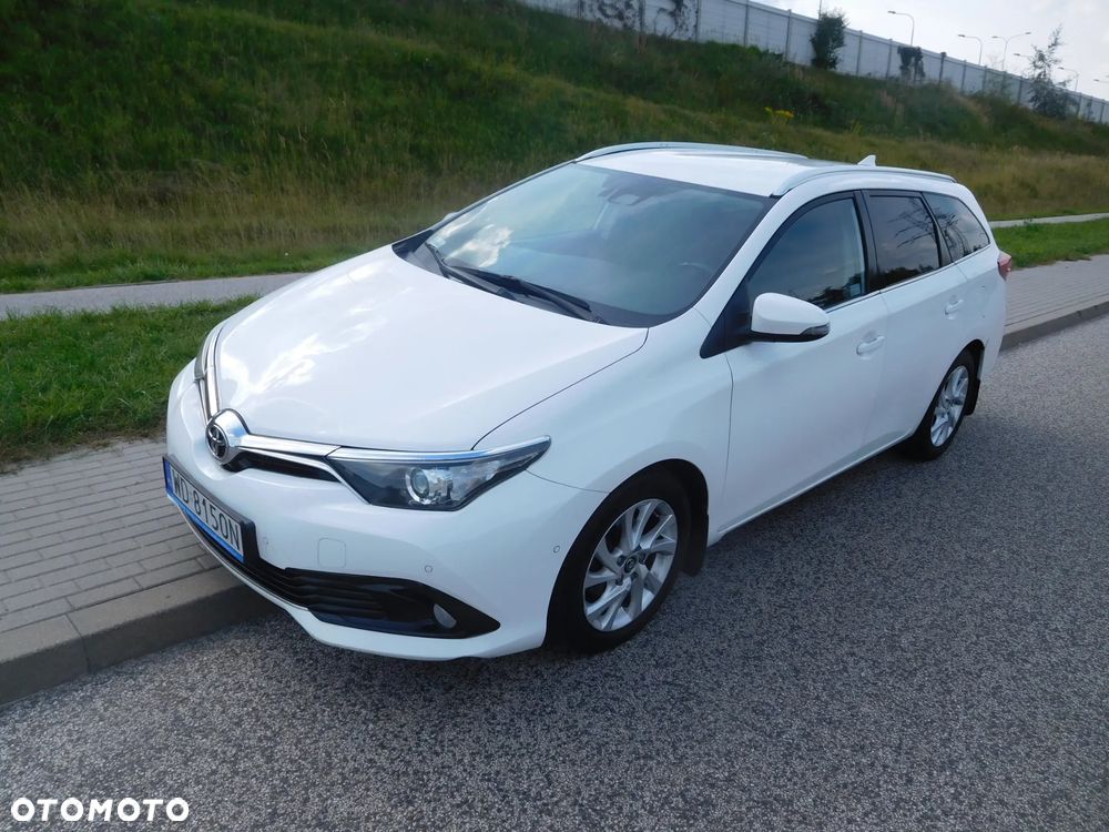 Toyota Auris 1.6 D-4D Premium - 1
