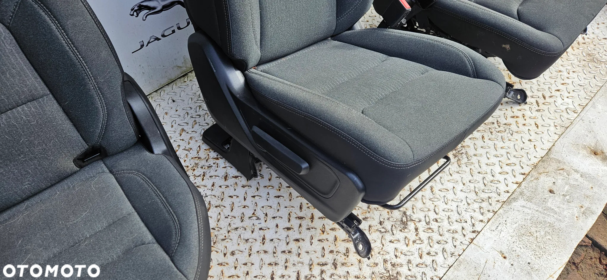 RAM 1500 V 5 2019- Big Horn KRÓTKI QUAD CAB 1,5 Komplet foteli Fotele tapicerka Kanapa Środek Boczki wykładzina Słupek próg listwa CZARNE WNĘTRZE WELUR - 5