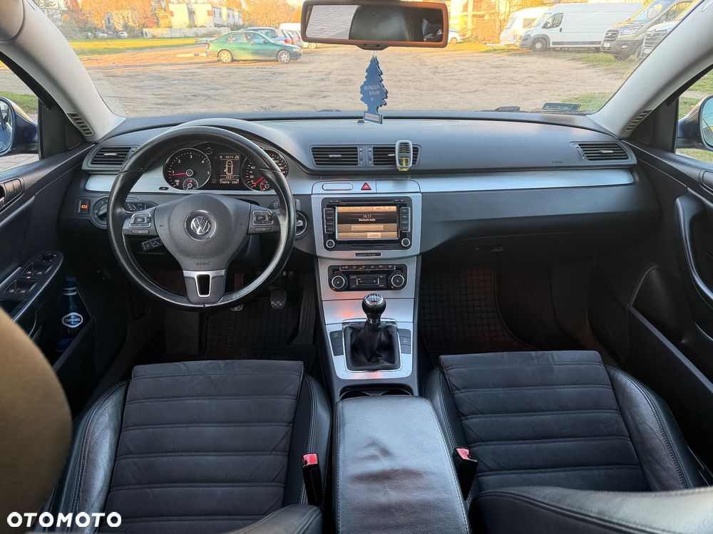 Volkswagen Passat 1.6 TDI DPF BlueMot Highline - 9