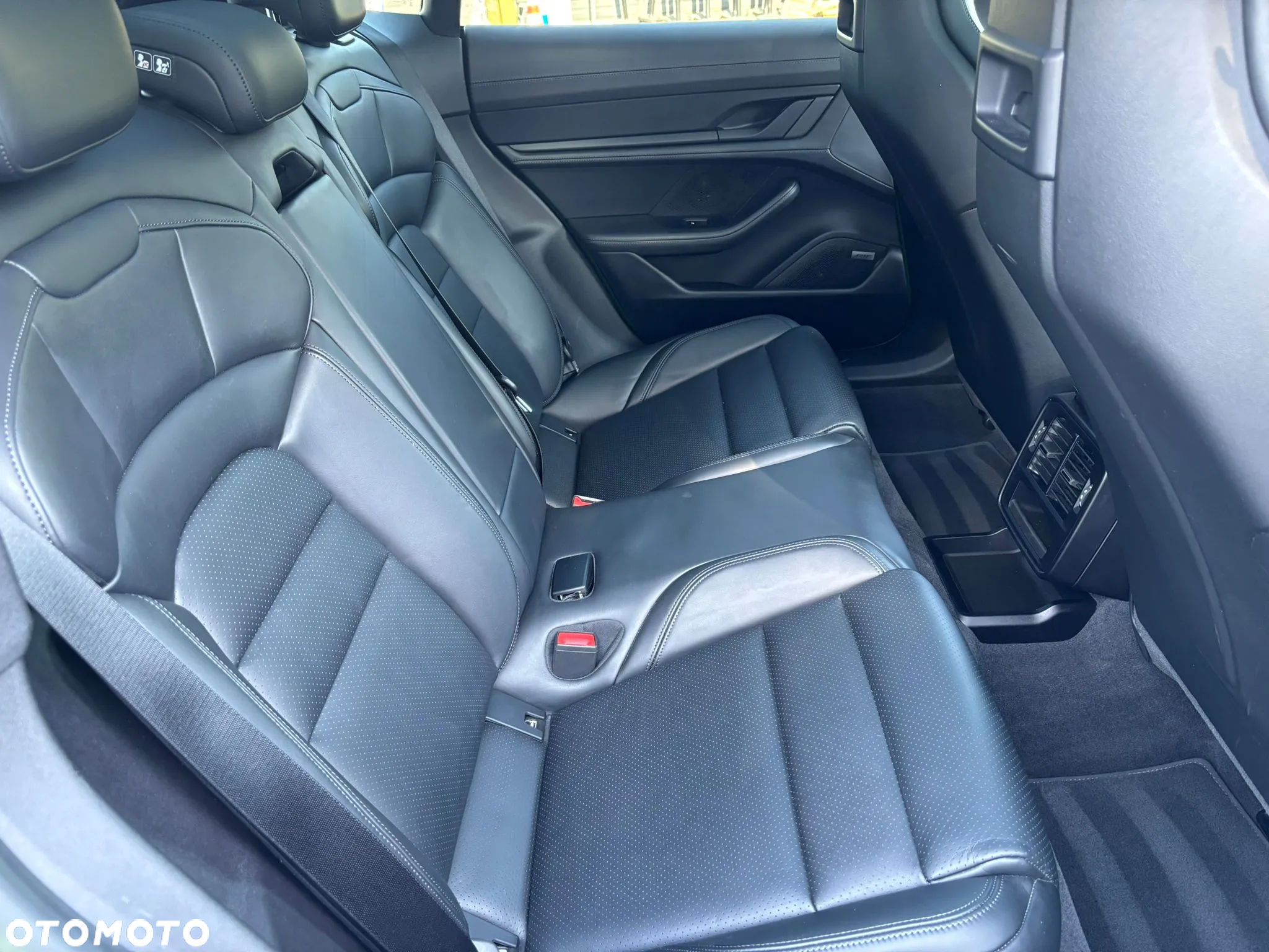 Porsche Taycan 4 Cross Turismo - 16