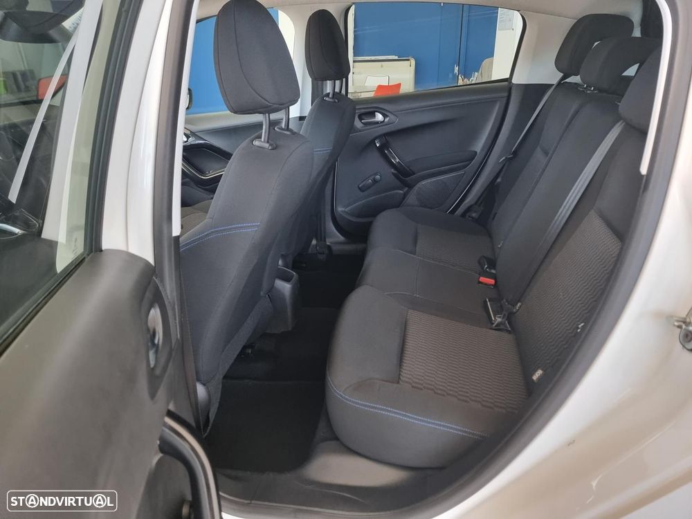 Peugeot 208 1.2 PureTech Signature - 11