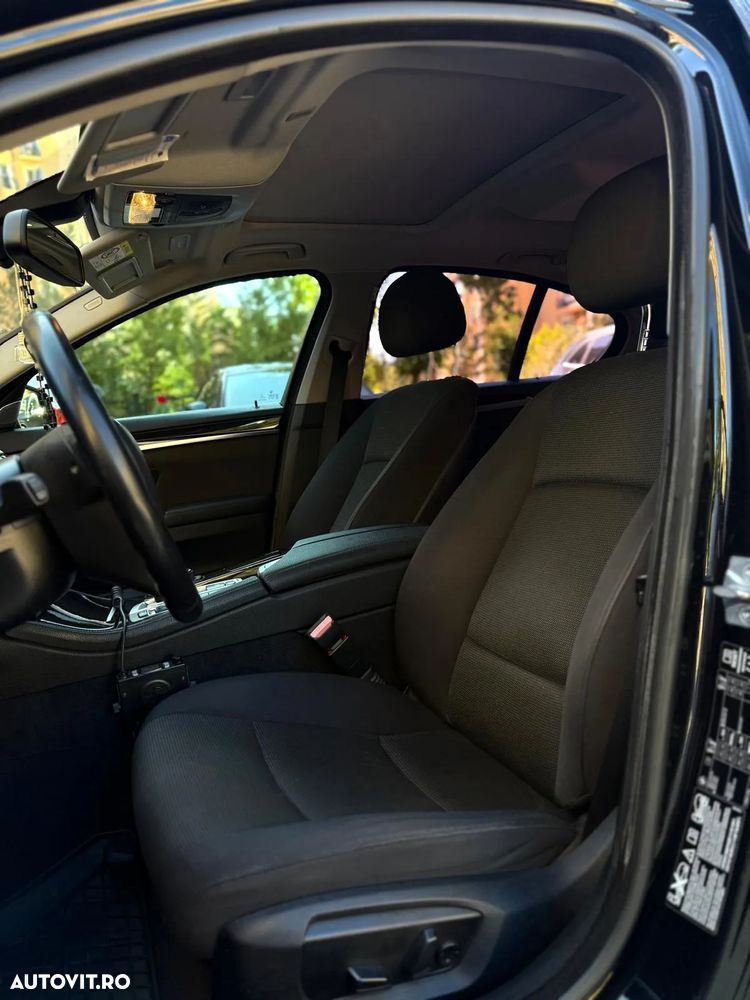 BMW Seria 5 520d xDrive - 14