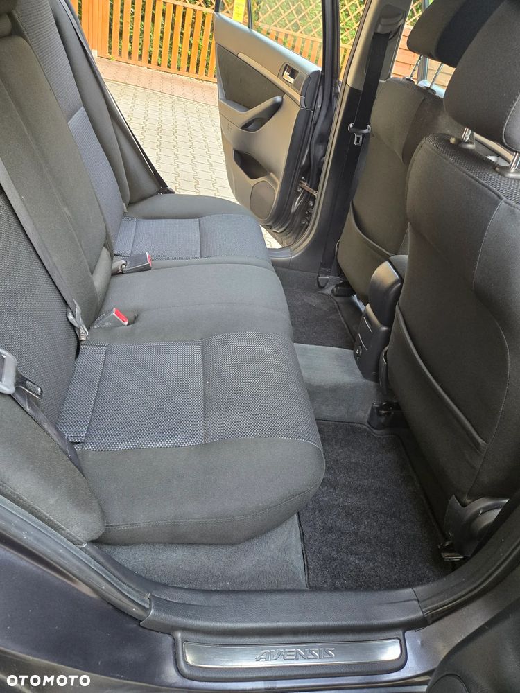 Toyota Avensis - 12