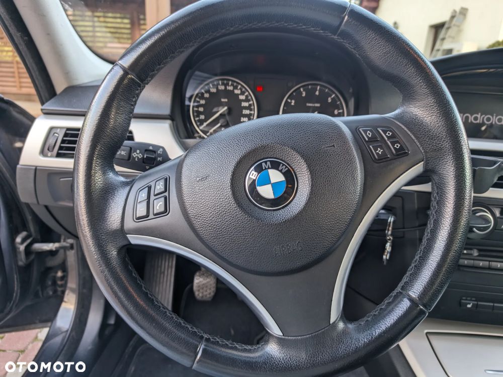 BMW Seria 3 320i Touring - 12