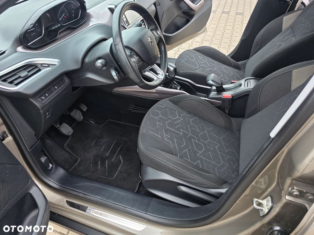 Peugeot 2008 1.2 Pure Tech Style EU6 - 15