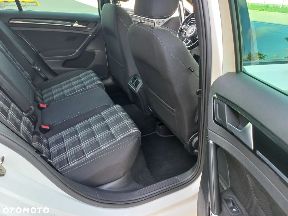 Volkswagen Golf - 34
