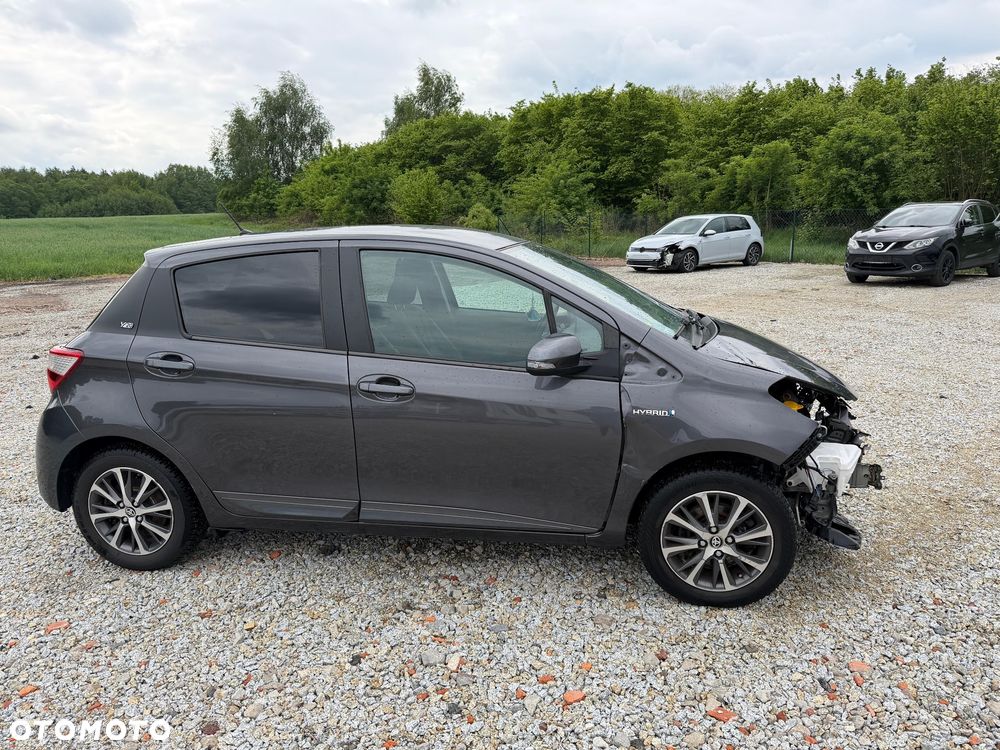 Toyota Yaris Hybrid 100 Life - 6