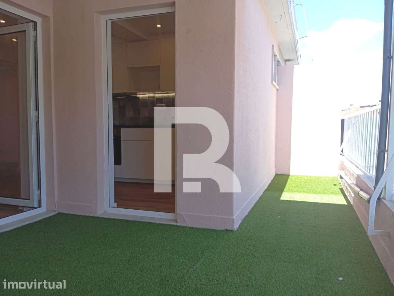 Apartamento T2 totalmente Remodelado c/ terraço em Queluz - Grande imagem: 2/19