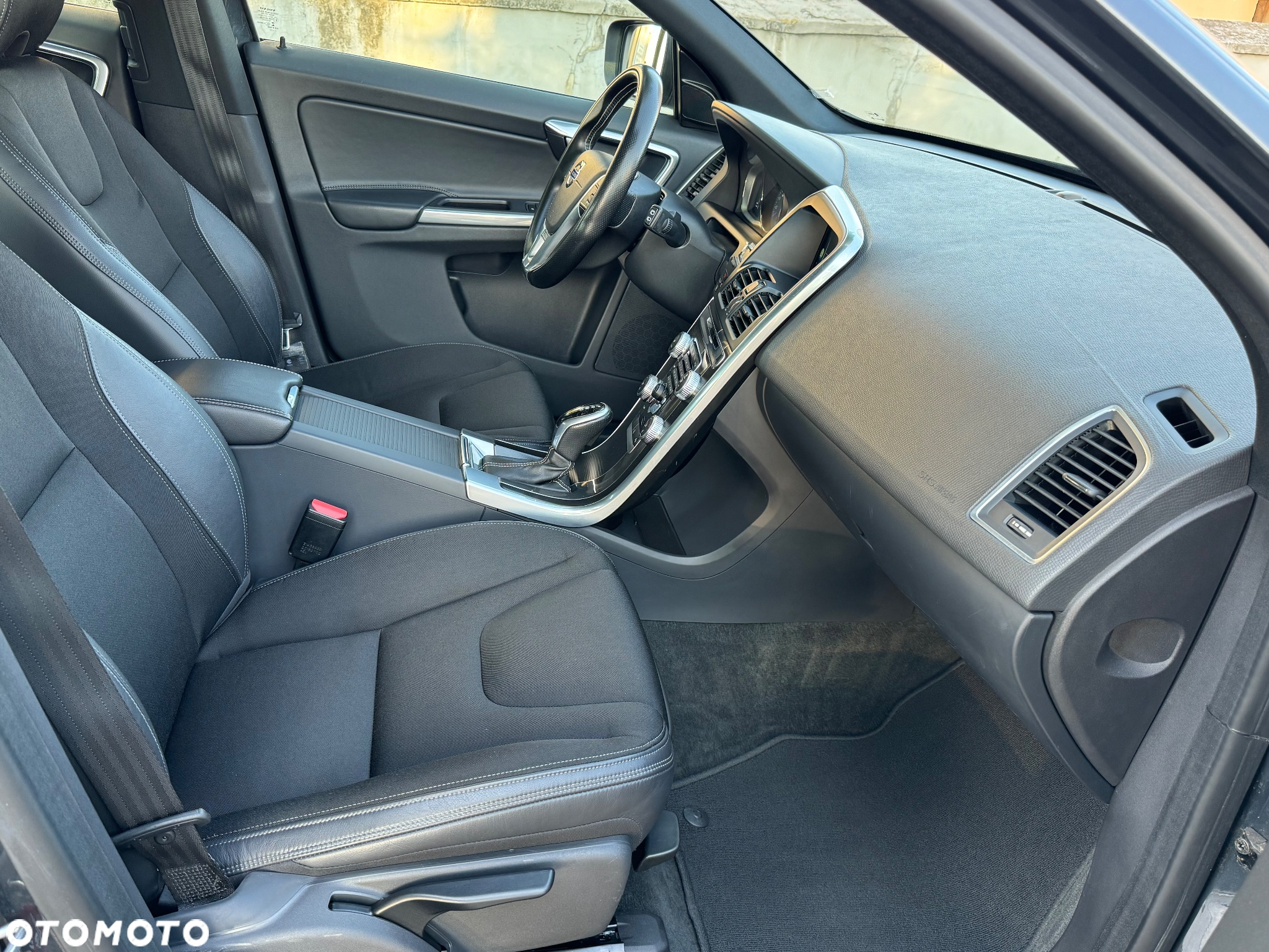 Volvo XC 60 D3 Drive-E R-Design Momentum - 32